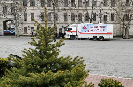 Мобильный пункт вакцинации в Севастополе