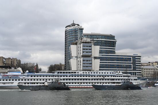 Корабли Каспийской флотилии во время межфлотского перехода из Каспийского в Черное море