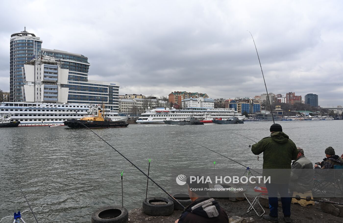 Корабли Каспийской флотилии во время межфлотского перехода из Каспийского в Черное море