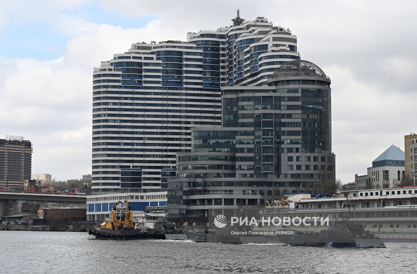 Корабли Каспийской флотилии во время межфлотского перехода из Каспийского в Черное море