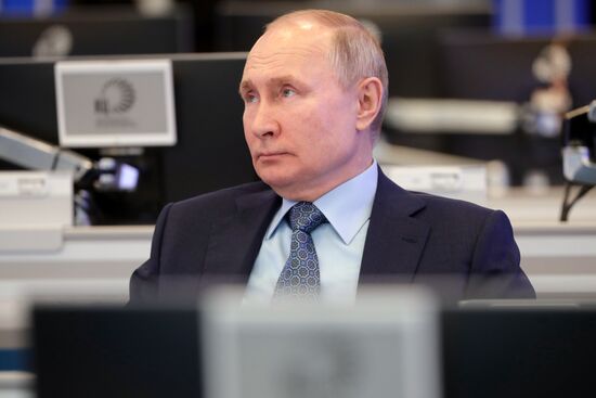 Президент РФ В. Путин посетил Координационный центр правительства РФ