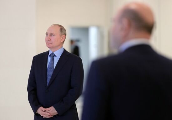 Президент РФ В. Путин посетил Координационный центр правительства РФ