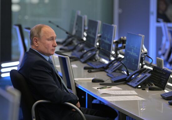 Президент РФ В. Путин посетил Координационный центр правительства РФ