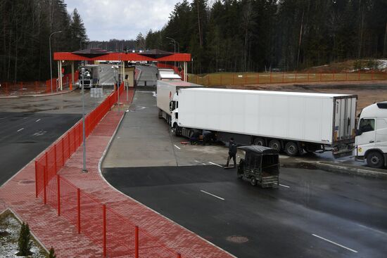 Работа таможни на пункте пропуска между Белоруссией и Латвией