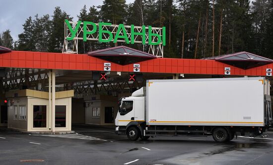 Работа таможни на пункте пропуска между Белоруссией и Латвией