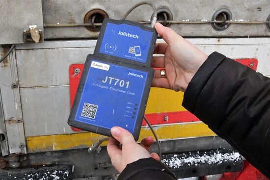 Работа таможни на пункте пропуска между Белоруссией и Латвией