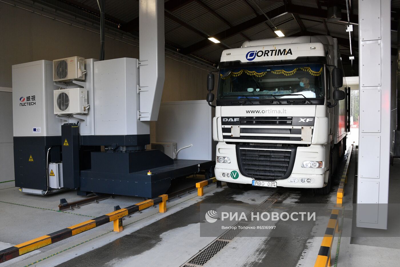 Работа таможни на пункте пропуска между Белоруссией и Латвией