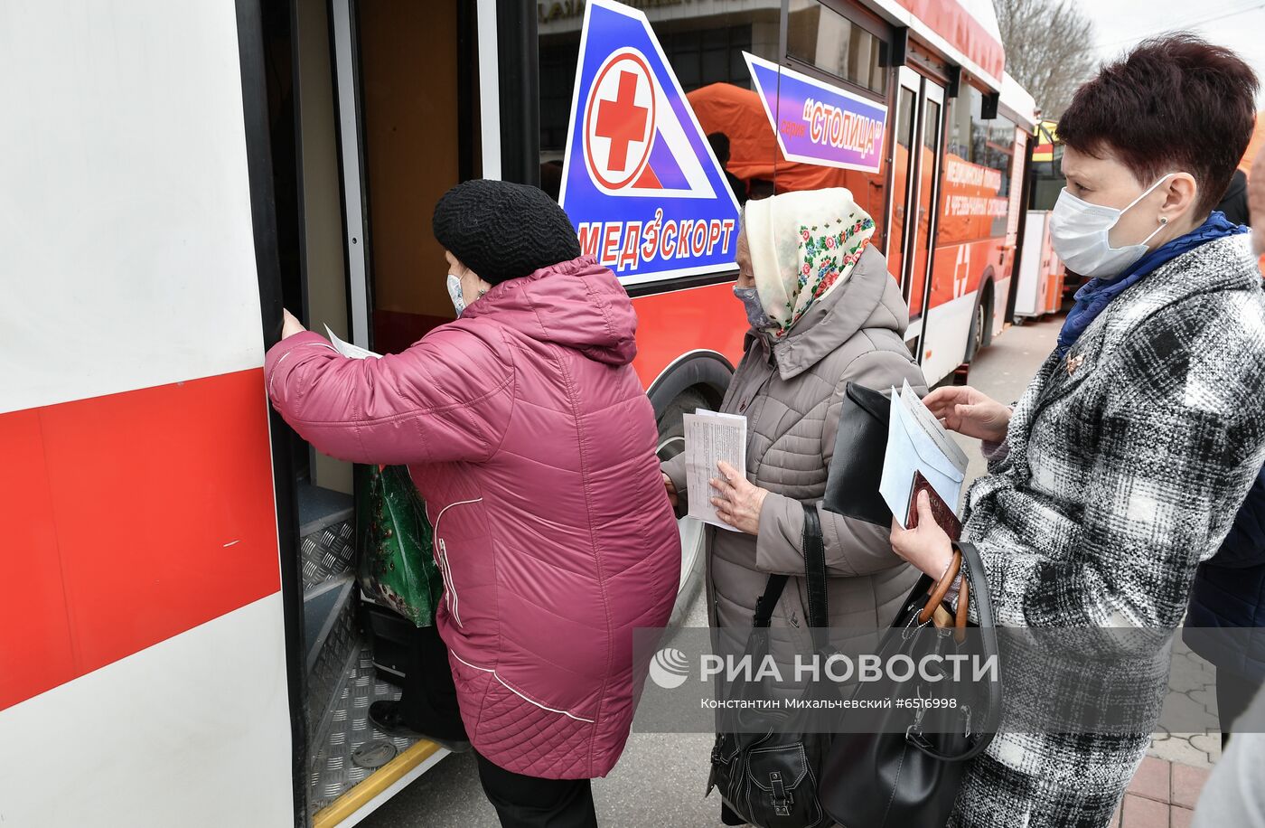 Мобильный пункт вакцинации в Симферополе на площади Ленина