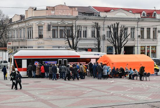 Мобильный пункт вакцинации в Симферополе на площади Ленина