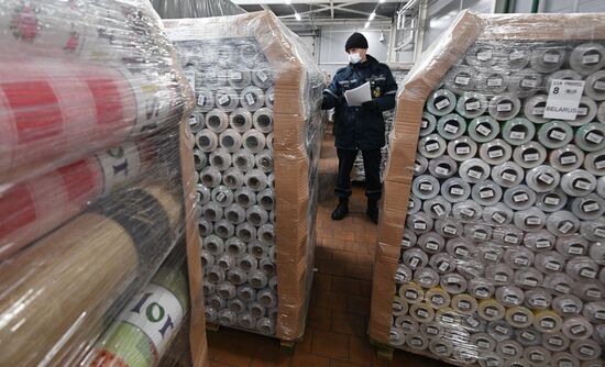 Работа таможни на пункте пропуска между Белоруссией и Латвией