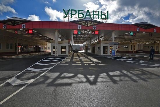 Работа таможни на пункте пропуска между Белоруссией и Латвией