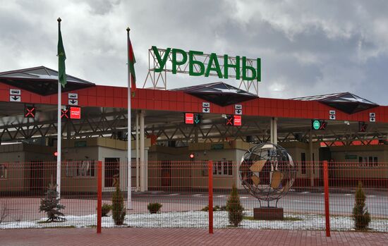 Работа таможни на пункте пропуска между Белоруссией и Латвией