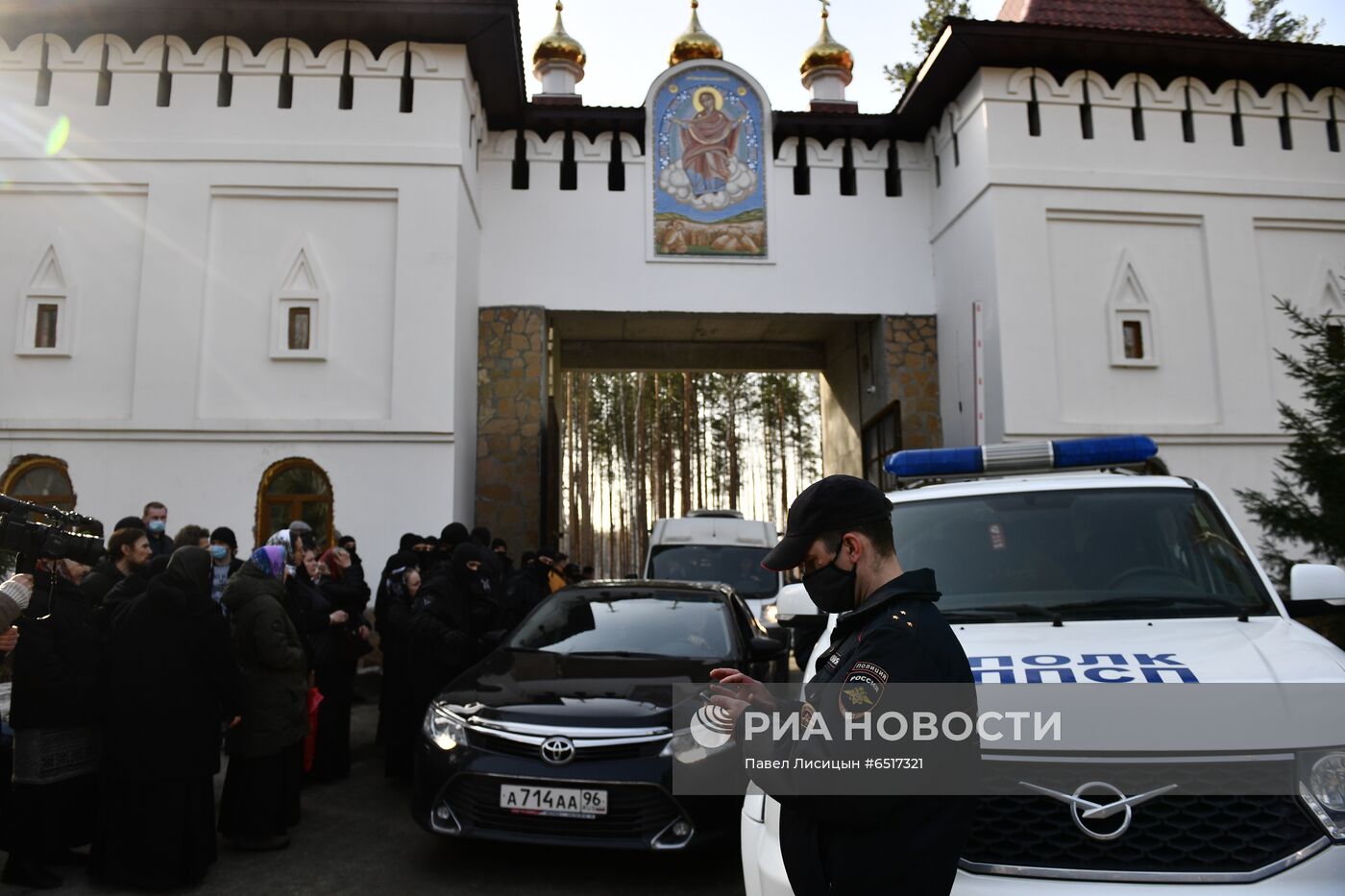 Приставы приступили к выселению жителей Среднеуральского монастыря