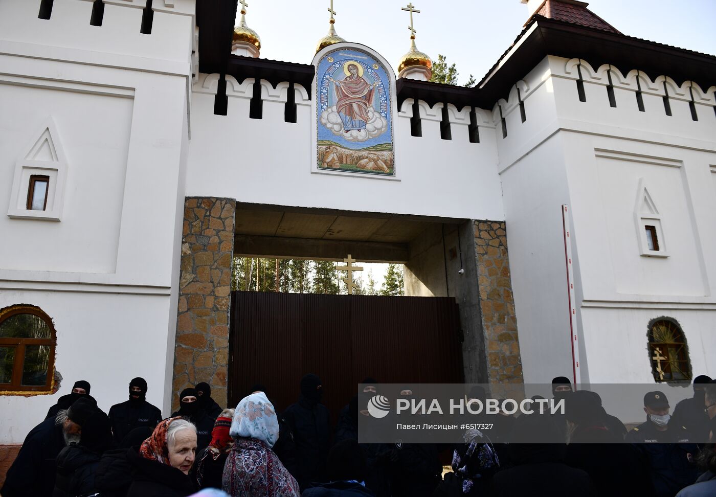 Приставы приступили к выселению жителей Среднеуральского монастыря