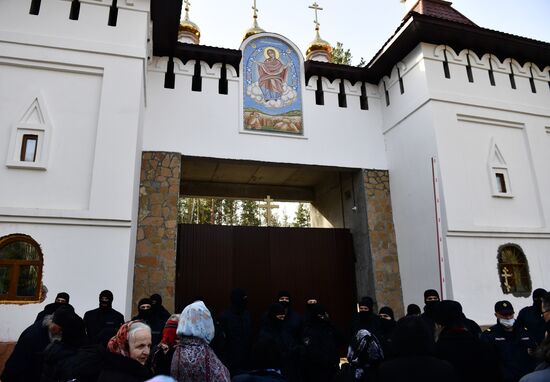 Приставы приступили к выселению жителей Среднеуральского монастыря