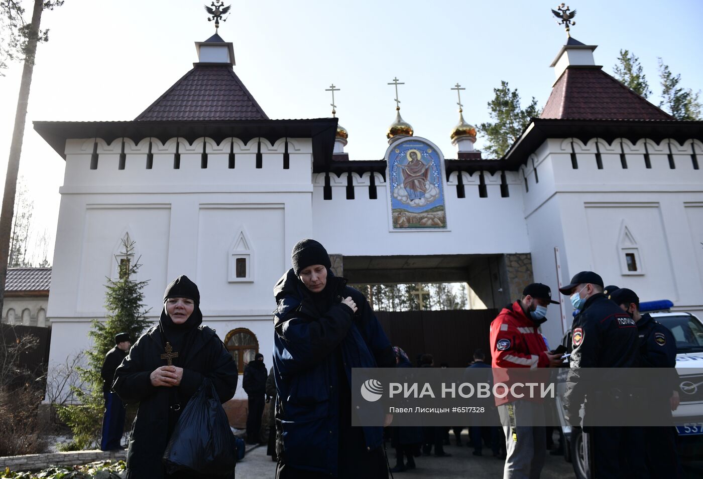 Приставы приступили к выселению жителей Среднеуральского монастыря