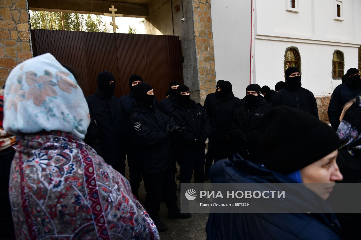 Приставы приступили к выселению жителей Среднеуральского монастыря