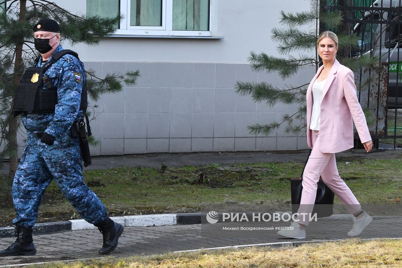 Л. Соболь принудительно доставили в суд