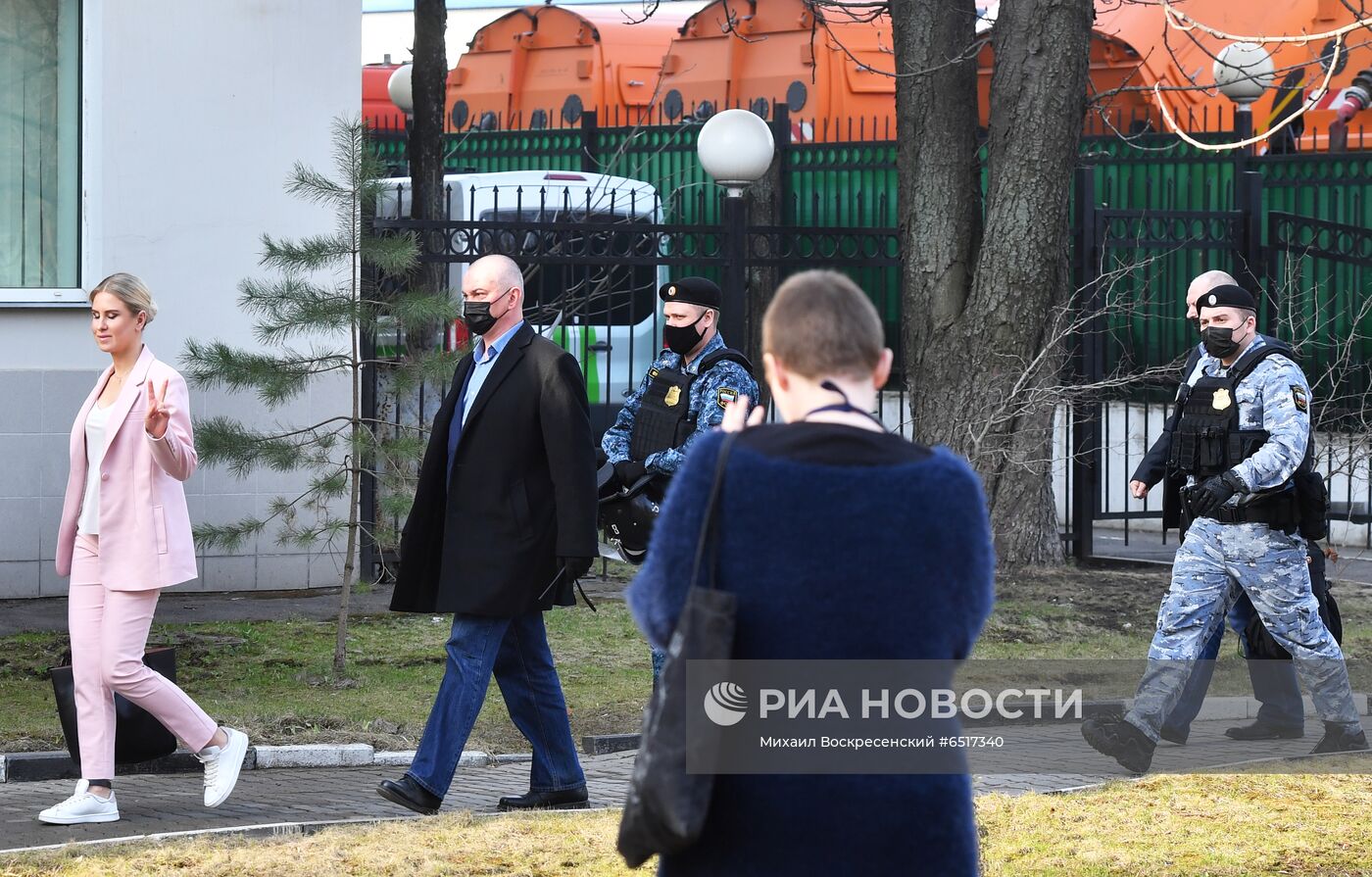 Л. Соболь принудительно доставили в суд