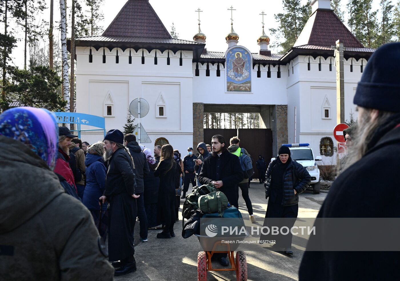 Приставы приступили к выселению жителей Среднеуральского монастыря