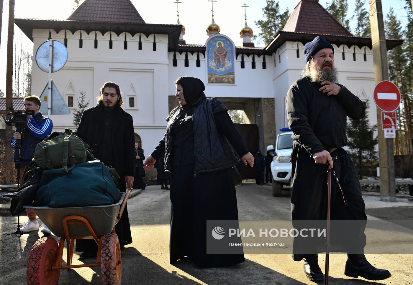 Приставы приступили к выселению жителей Среднеуральского монастыря