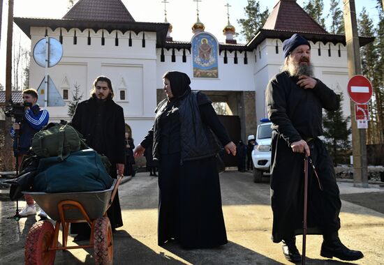 Приставы приступили к выселению жителей Среднеуральского монастыря