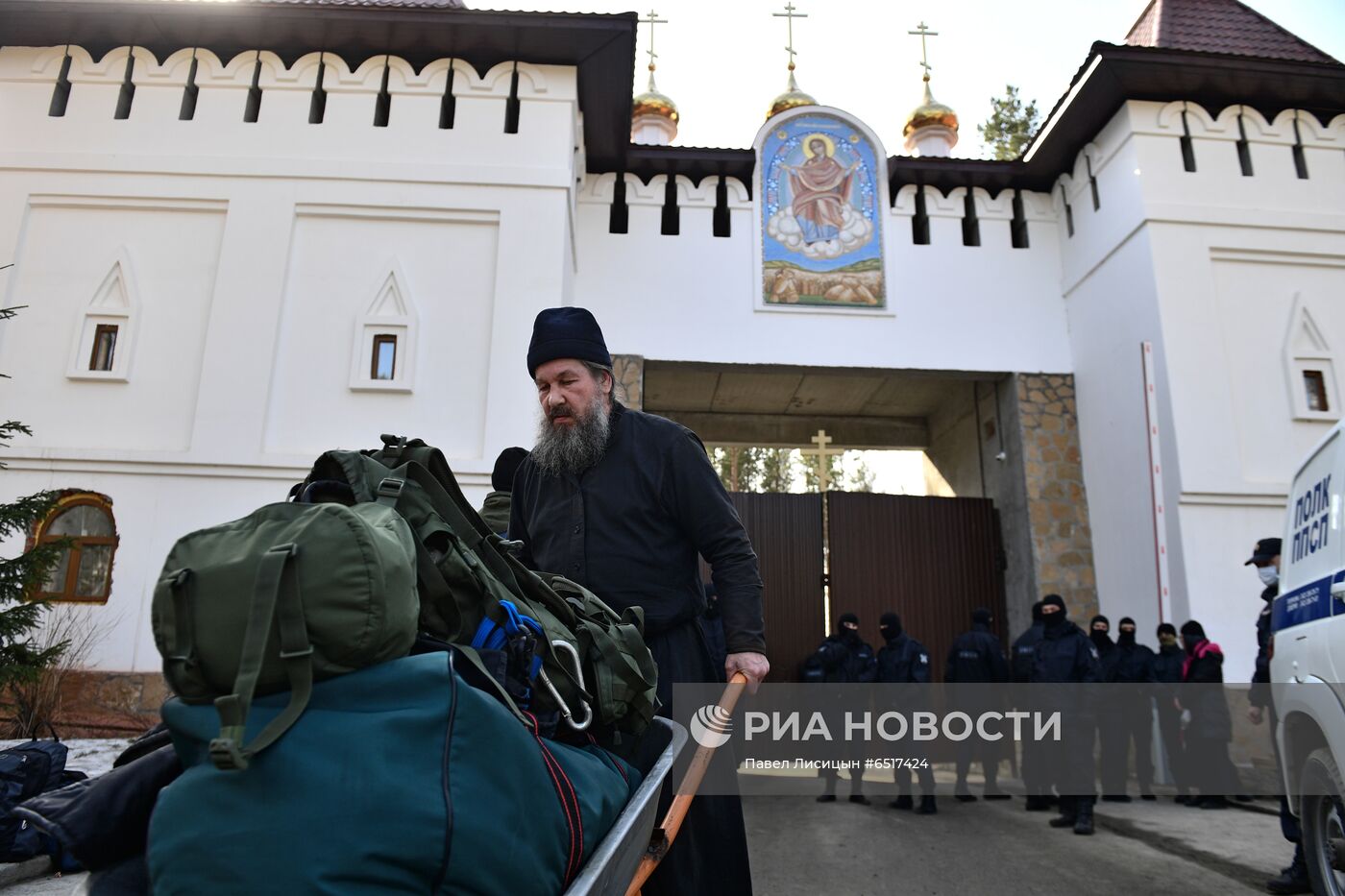 Приставы приступили к выселению жителей Среднеуральского монастыря