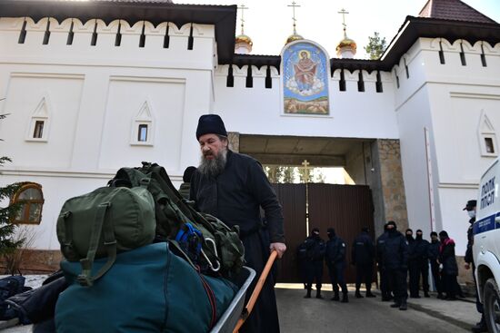 Приставы приступили к выселению жителей Среднеуральского монастыря