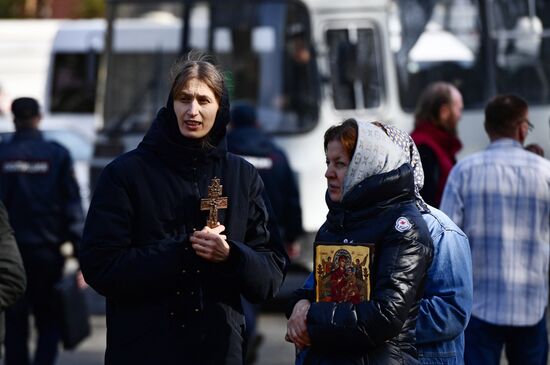 Приставы приступили к выселению жителей Среднеуральского монастыря