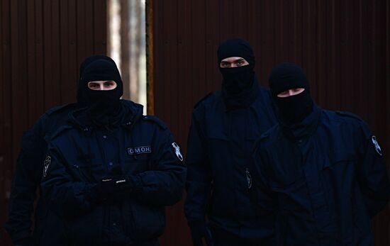 Приставы приступили к выселению жителей Среднеуральского монастыря