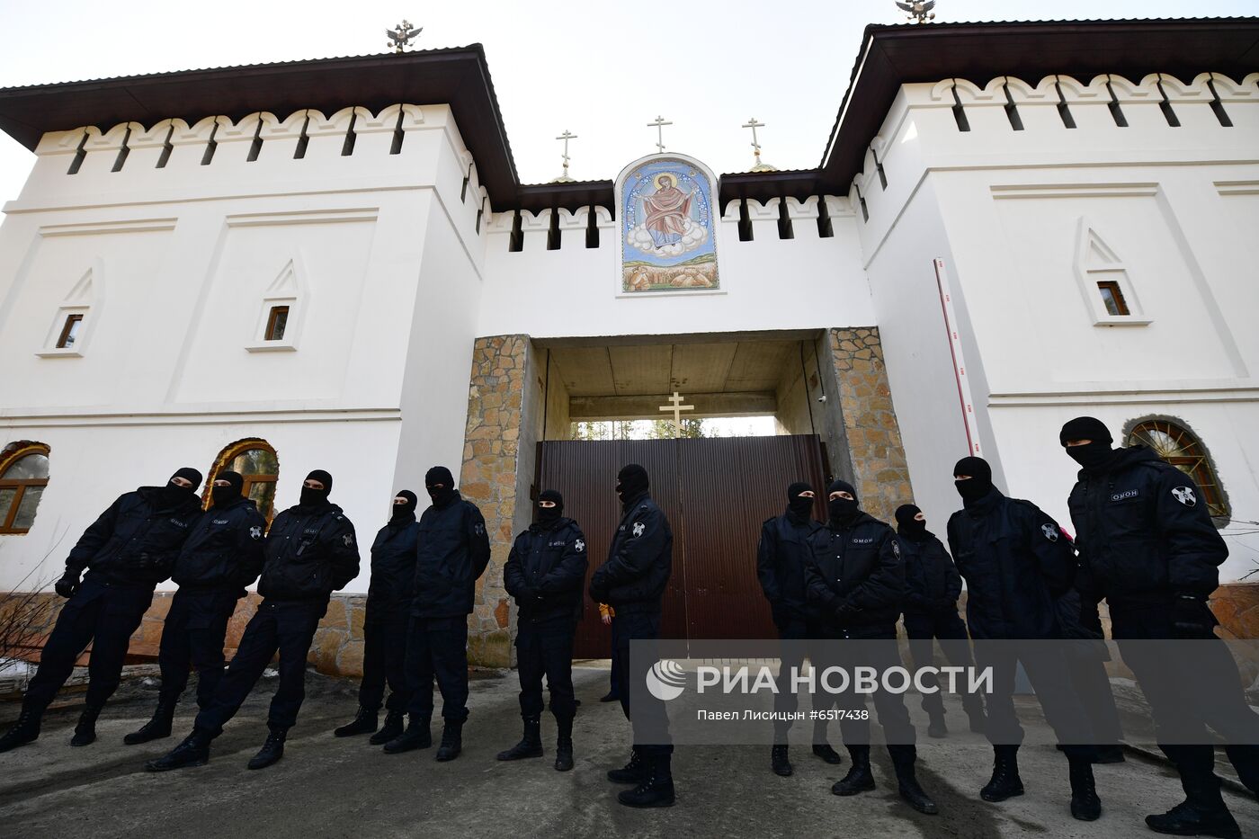 Приставы приступили к выселению жителей Среднеуральского монастыря