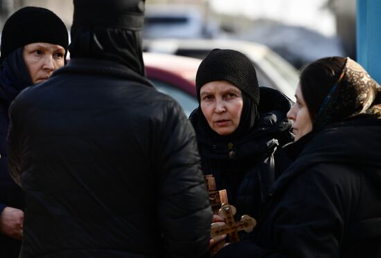 Приставы приступили к выселению жителей Среднеуральского монастыря