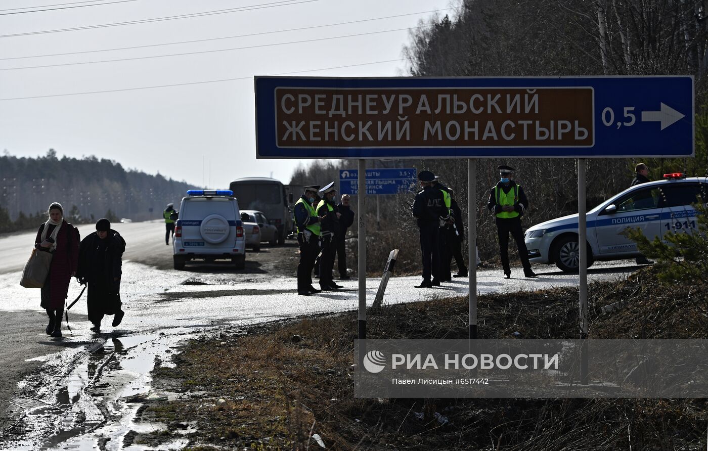 Приставы приступили к выселению жителей Среднеуральского монастыря