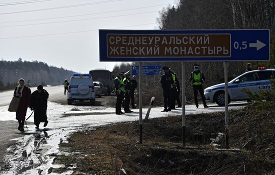 Приставы приступили к выселению жителей Среднеуральского монастыря