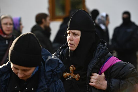 Приставы приступили к выселению жителей Среднеуральского монастыря