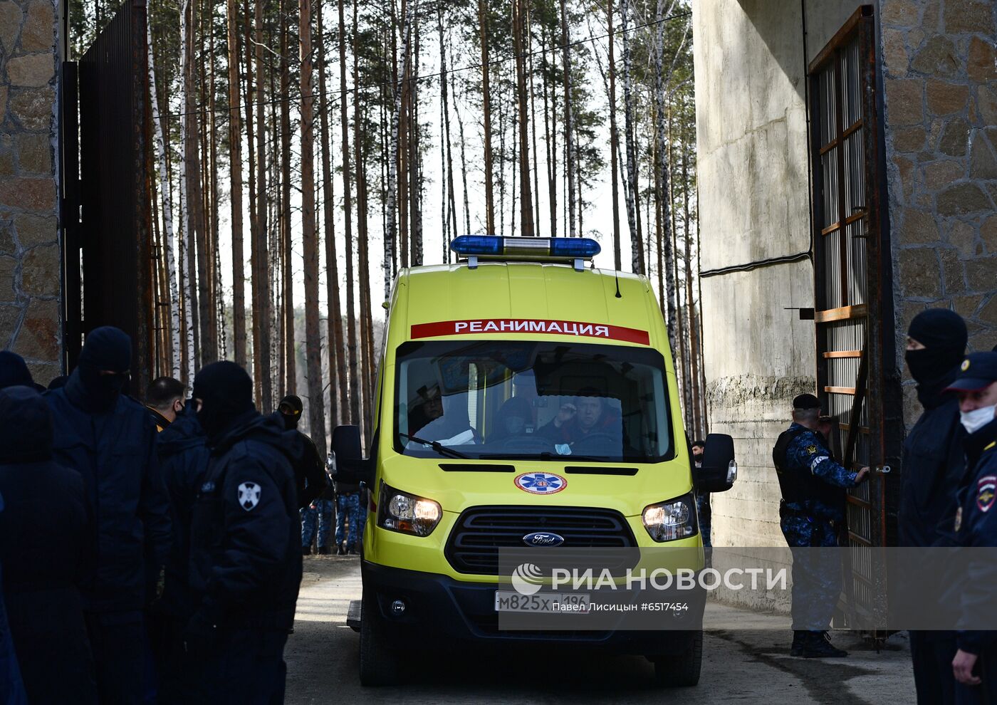 Приставы приступили к выселению жителей Среднеуральского монастыря