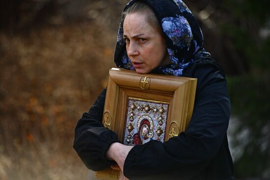 Приставы приступили к выселению жителей Среднеуральского монастыря