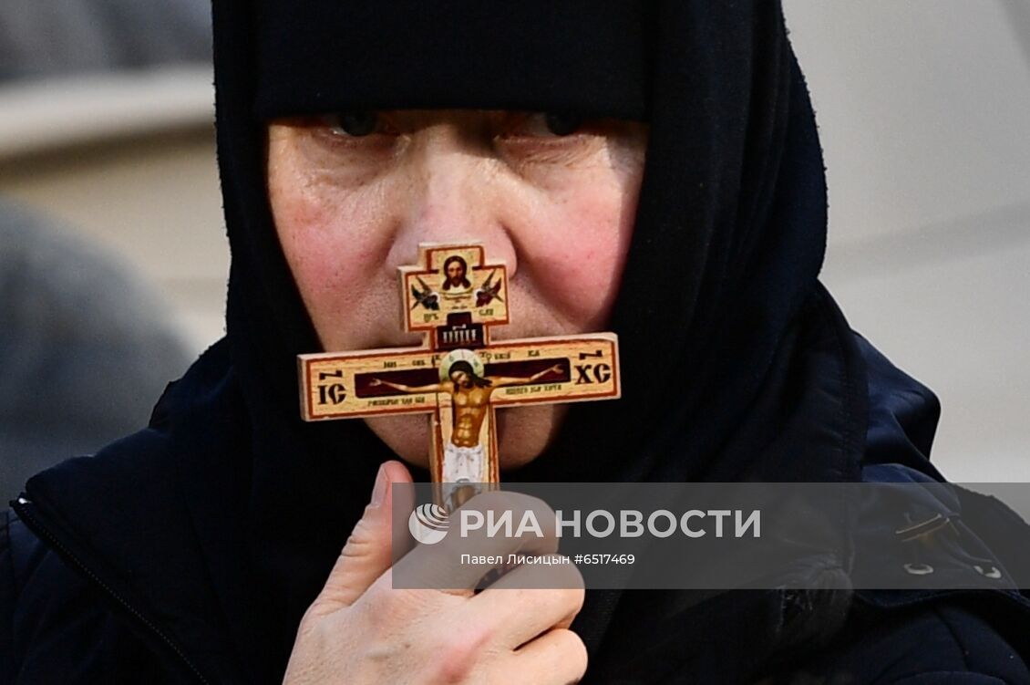 Приставы приступили к выселению жителей Среднеуральского монастыря