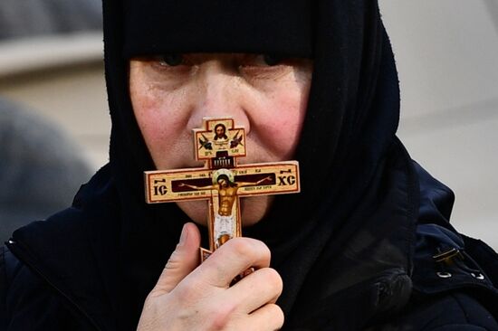 Приставы приступили к выселению жителей Среднеуральского монастыря