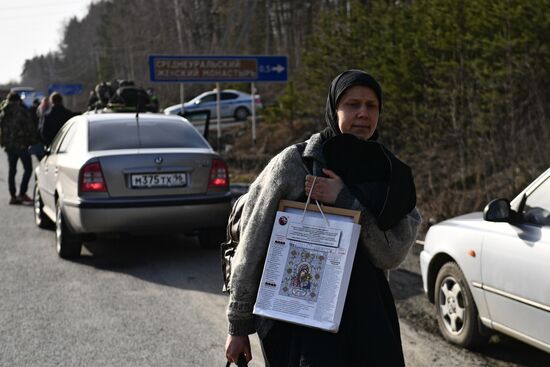 Приставы приступили к выселению жителей Среднеуральского монастыря