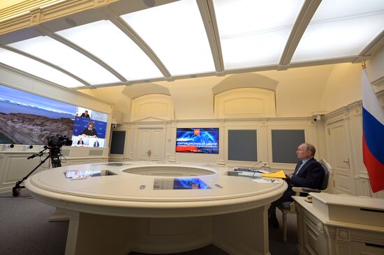 Президент РФ В. Путин принял участие в заседании попечительского совета Русского географического общества