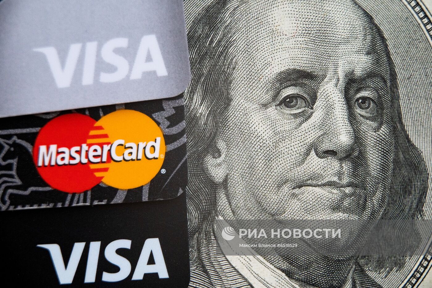 Банковские карты международных платежных систем VISA и MasterCard.