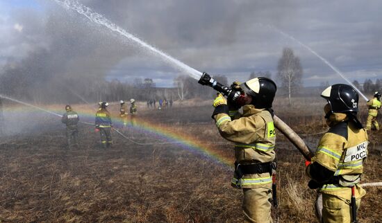 Учения МЧС по тушению лесных пожаров 
