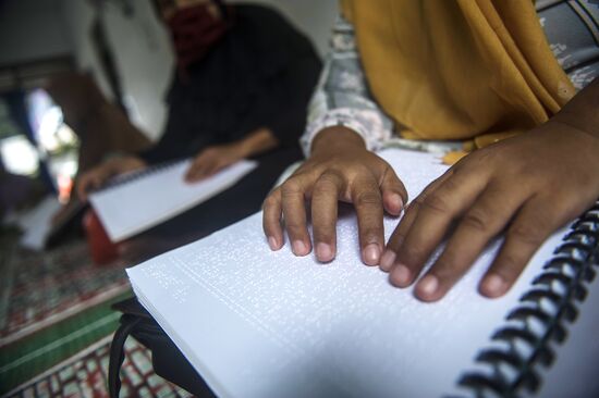 Слепые читают Коран во время Рамадана в Индонезии