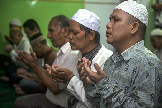 Слепые читают Коран во время Рамадана в Индонезии