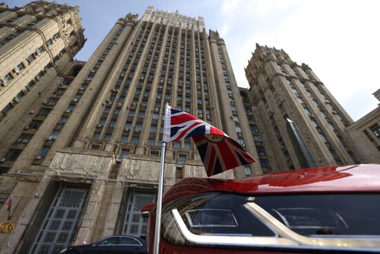 Посла Великобритании в РФ Д. Броннерт вызвали в МИД России