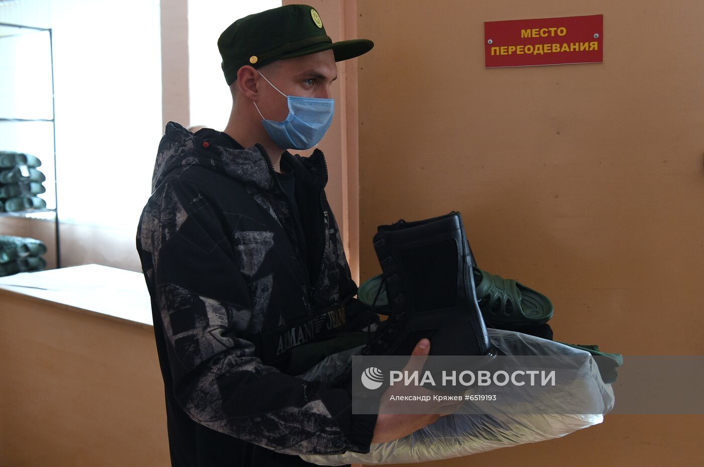 Подготовка к отправке призывников со сборного пункта в Новосибирской области
