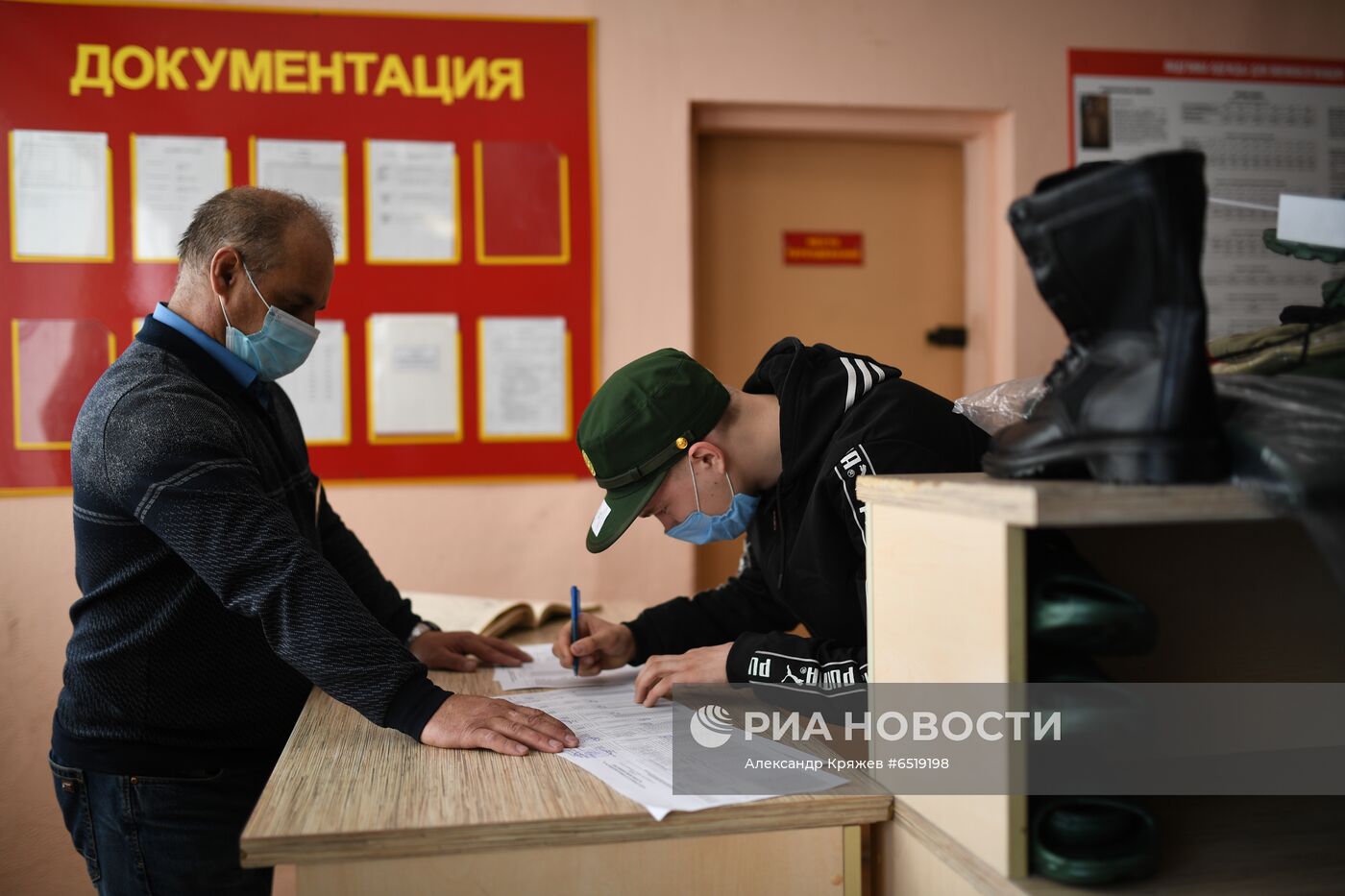Подготовка к отправке призывников со сборного пункта в Новосибирской области