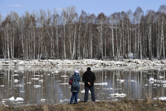 Ледоход на реке Кондома в Кемеровской области