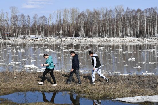 Ледоход на реке Кондома в Кемеровской области